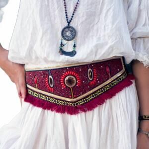 NEW BANDA BAGS women's beaded stretch belt in pomegranate red